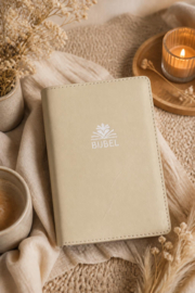 Zij Lacht Pocket Bijbelhoes Leer Champagne incl. logo