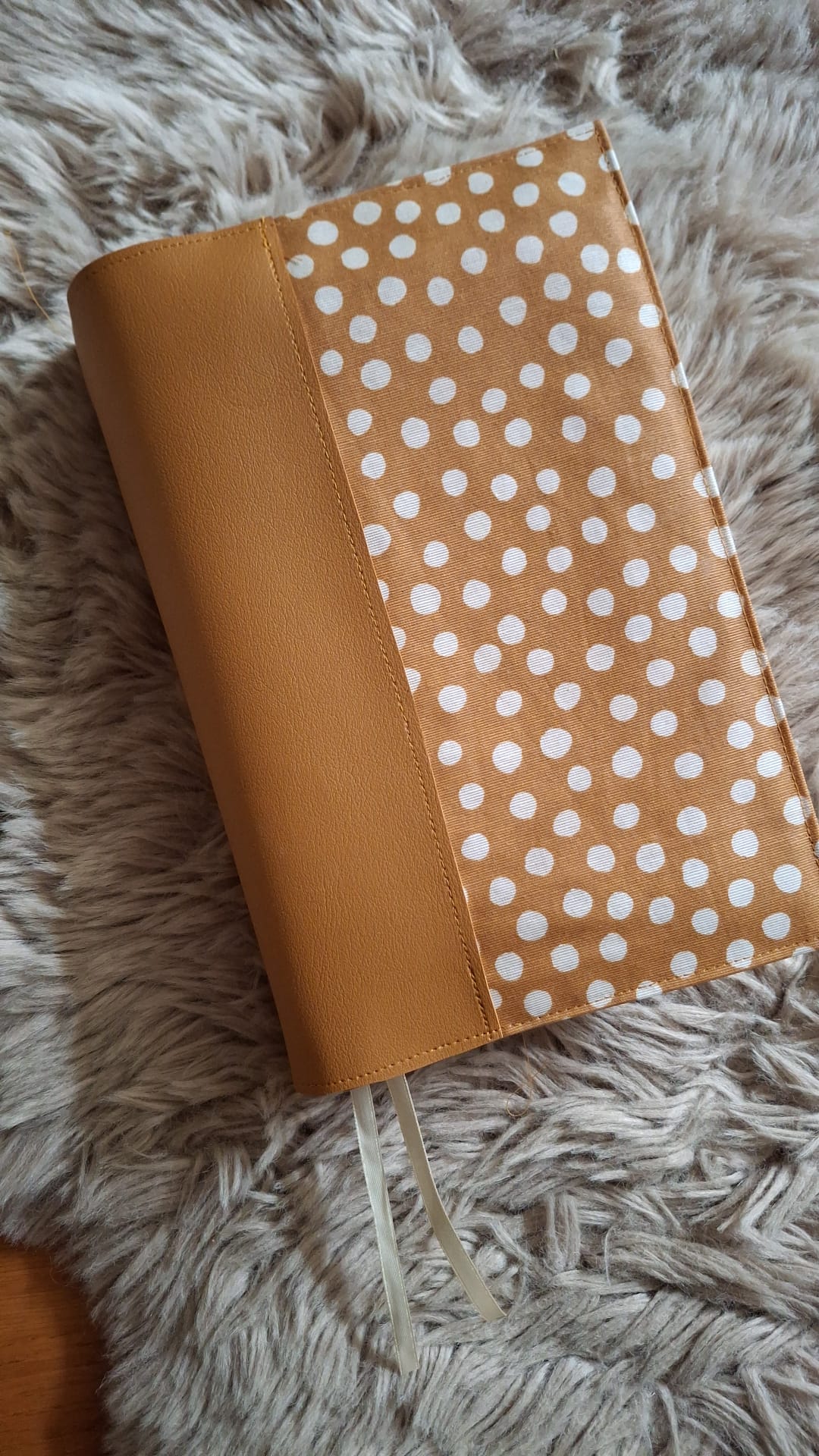 Samenlees Bijbel: Bijbelhoes Tafelzeil Stip Okergeeloker/Wit incl. oker rug.