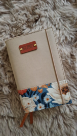 Bijbelhoes Vegan leather beige icm bloemprint romantische bloemen voor de GBS schoolbijbel