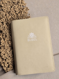 Zij Lacht Pocket Bijbelhoes Leer BEIGE incl. logo