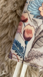 Zij Lacht Bijbel (1e uitgave): Bijbelhoes Kunstleer met print imitatie borduurwerk Rose beige