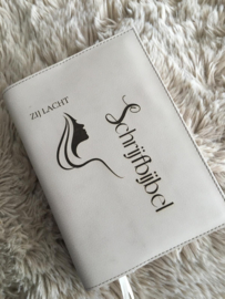 Zij Lacht Schrijfbijbel: Bijbelhoes Vegan Sand incl. opdruk