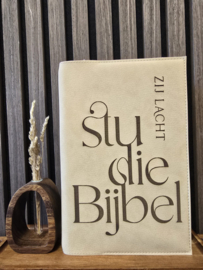Zij Lacht Studiebijbel: Bijbelhoes Vegan Leather Sand incl.gravure