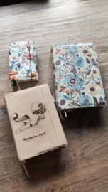 Bijbelhoes Kunstleer met print imitatie borduurwerk Rose beige