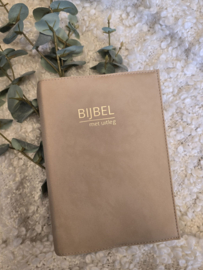 Zij Lacht Bijbel NBV21: Bijbelhoes Vegan Leather Sand incl. opdruk goud                Zij Lacht Logo
