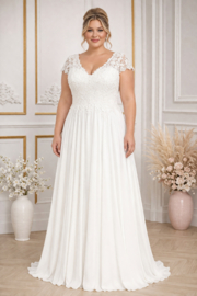 Eenvoudige trouwjurk chiffon ivoor maat 40-42 met korte mouwen