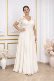 Bruidsjurk grote maat met korte mouw maat 44 t/m 50