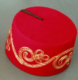 fez geborduurd rood