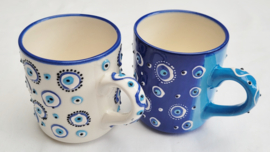 Mok met 'boze oogjes' (wit/blauw)