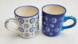 Mok met 'boze oogjes' (blauw)