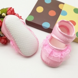 Roze kanten baby schoentjes