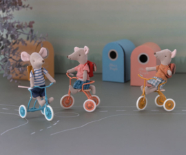 Maileg, Tricycle mouse big sister with backpack, rood