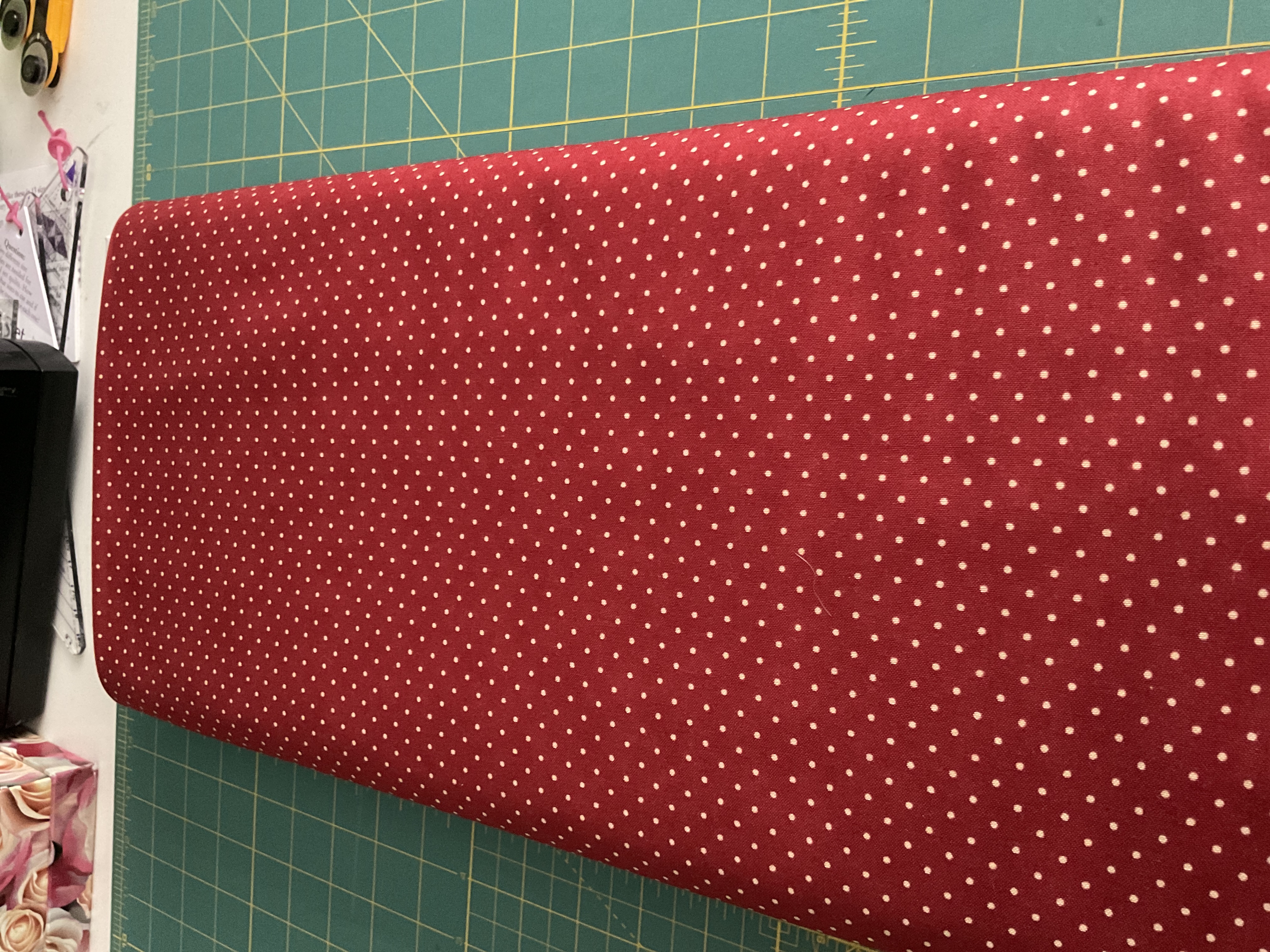 8654-29 Donkerrood met dots /de stof is donkerder
