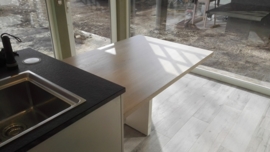 Strak moderne tafel - keukenaanbouw