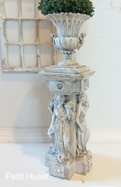 Brocante, Zeer gedetailleerde Sokkel