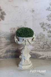 Brocante Tuinvaas met Putti,s