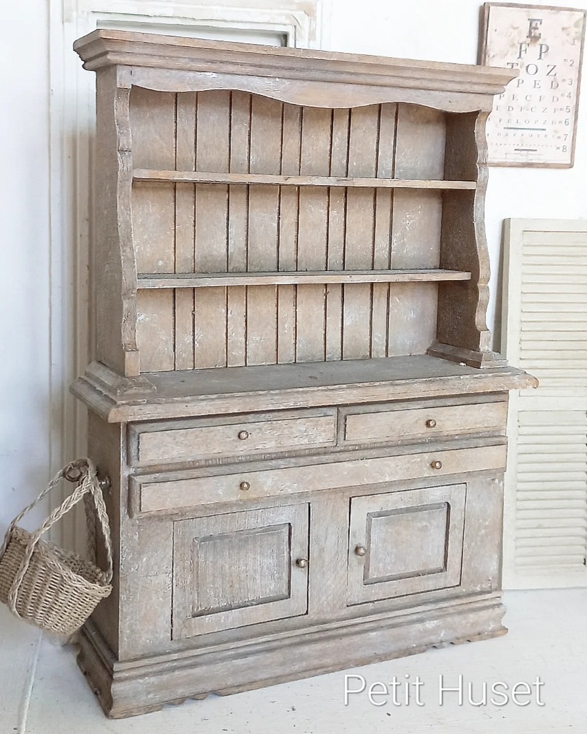 Verweerde Houten Buffetkast