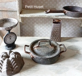 Lage Oude Pan met Deksel