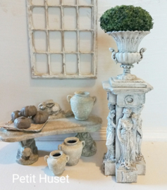 Brocante, Zeer gedetailleerde Sokkel