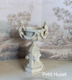 Brocante Tuinvaas met Putti,s