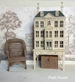 Zeer Brocante Poppenhuis of 1:144 met Tafel