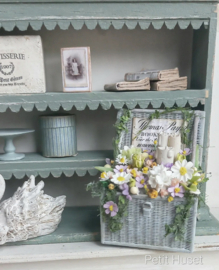 Brocante Mand Met Bloemen en Kaarsen