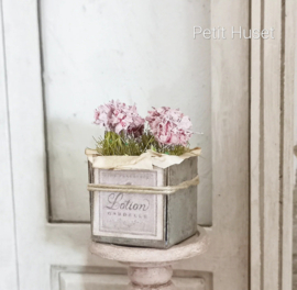 Oud Verweerd Blik met Bloemen
