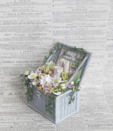 Brocante Mand Met Bloemen en Kaarsen