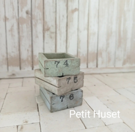 Set van 3 Oude Kisjes met Nummer