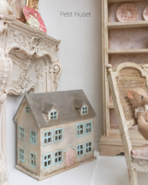 Zeer Brocante Poppenhuisje