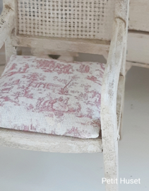 Aanbieding : Stoeltje met Toile de Jouy Stof.