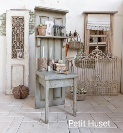 Oude Deur met Tafeltje en Plankjes