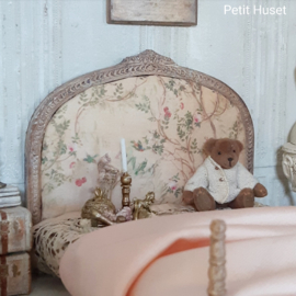 "Antiek Bed met Prachtig Hoofdeinde