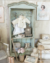 Oude Kast met Haakjes en losse lade