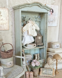 Oude Kast met Haakjes en losse lade