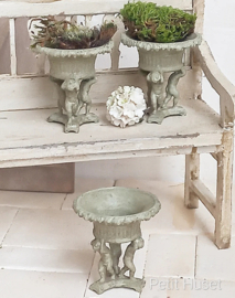 Brocante Schaal op  Putti Voet