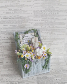 Brocante Mand Met Bloemen en Kaarsen