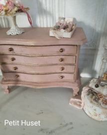 Oud Roze, Brocante Ladenkast