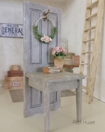 Brocante Tafeltje aan Oude Deur.