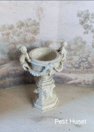 Brocante Tuinvaas met Putti,s