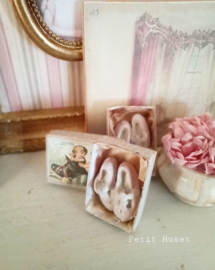 Brocante Schoenendoosje met Roze Baby Schoentjes