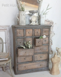 Zeer Shabby Ladenkast