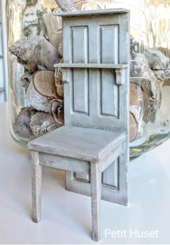 Oude Deur met Tafeltje en Plankjes