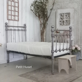 Oud 2 Persoons Ledikant met Matras