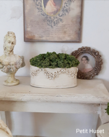 Brocante Jardiniere met Ornamentjes