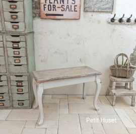 Landelijke Sidetable met Queen Ann Poten.