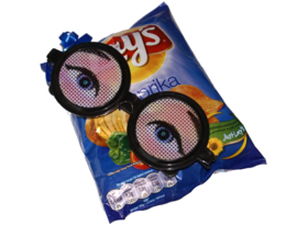 Zakje chips met geinige bril