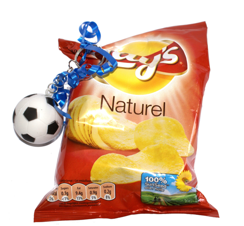 Chips of popcorn met voetbalsleutelhanger