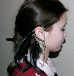 Zwarte veertjes earcuff