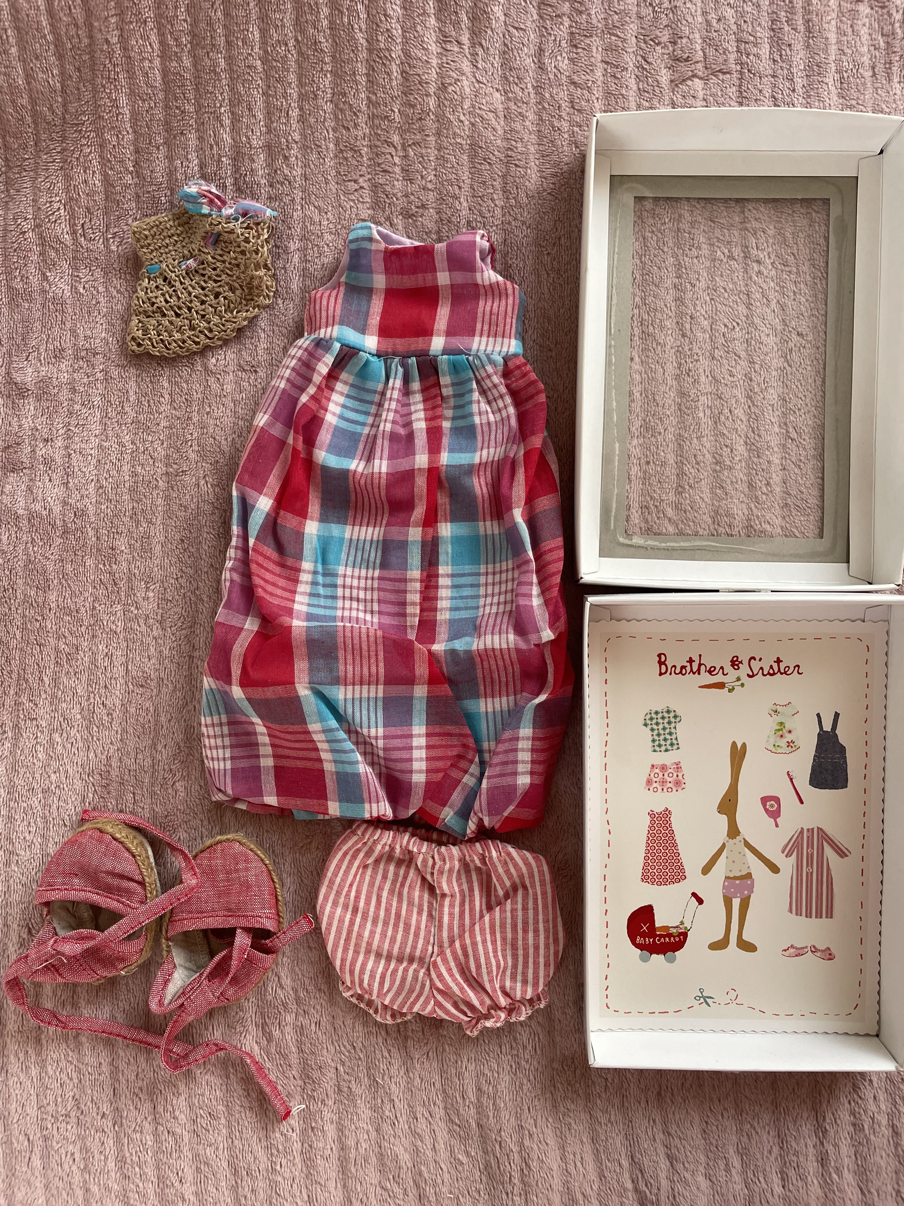 Maileg kledingsetje medium girl, check dress & shoes & hat